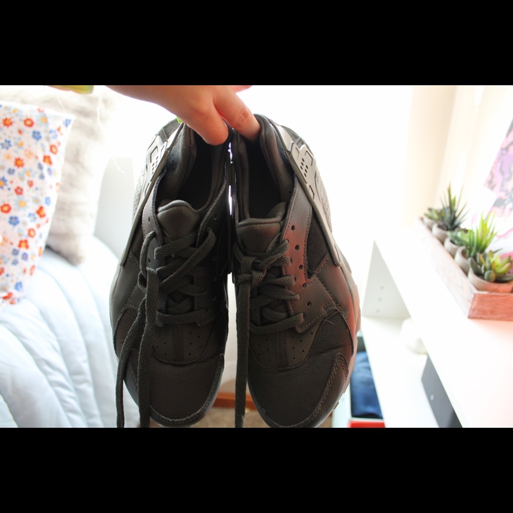 Women’s Size 7 Nike Herarche - Picture 2 of 2